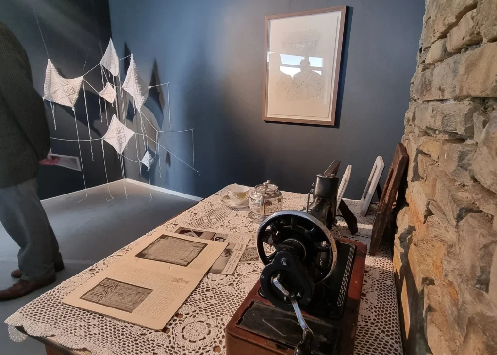 ***Photo of a room with a table and old sewing machine